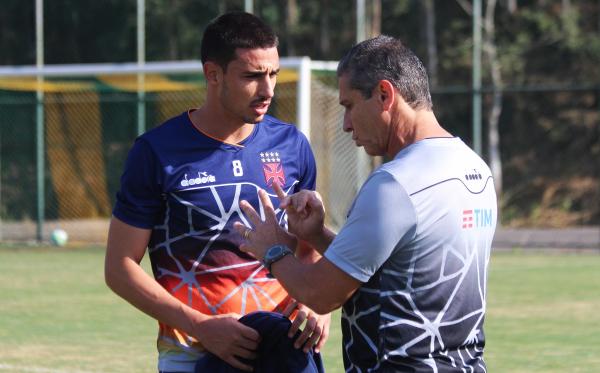 Thiago Galhardo recebe orientações do técnico Jorginho
