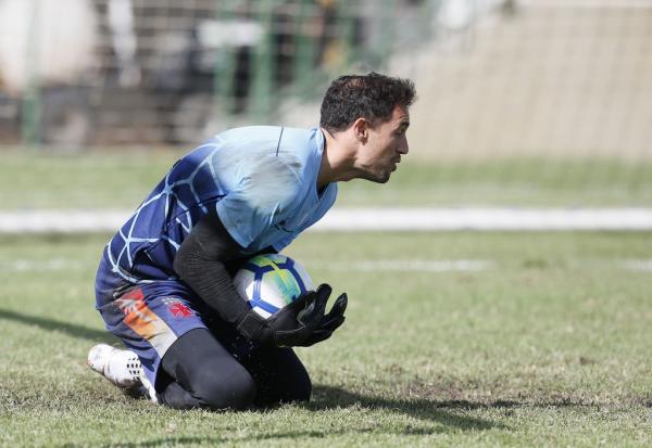 Martín Silva faz defesa durante trieno no CT das Vargens