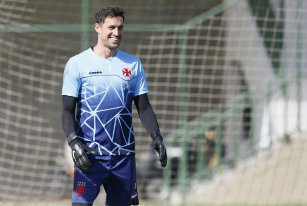 Martín Silva sorri em seu retorno aos treinos do Vasco