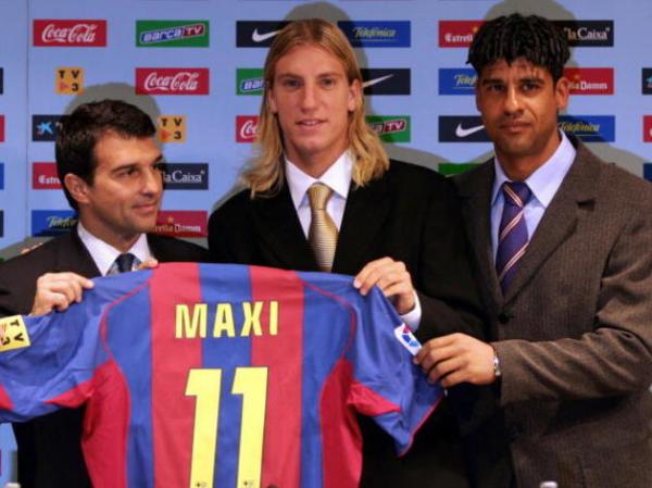 Maxi López sendo apresentado no Barcelona pelo técnico holandês Frank Rijkaard