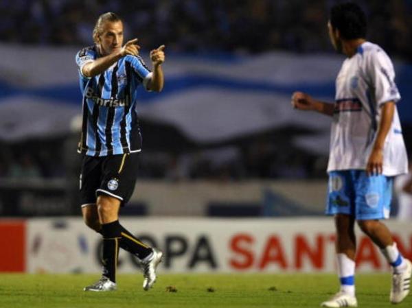 Pelo Grêmio, foram 41 jogos, 17 gols e sete assistências no ano de 2009