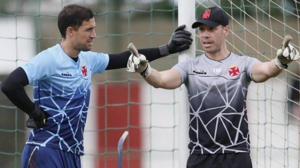 Martín Silva ouve instruções durante o treino do Vasco