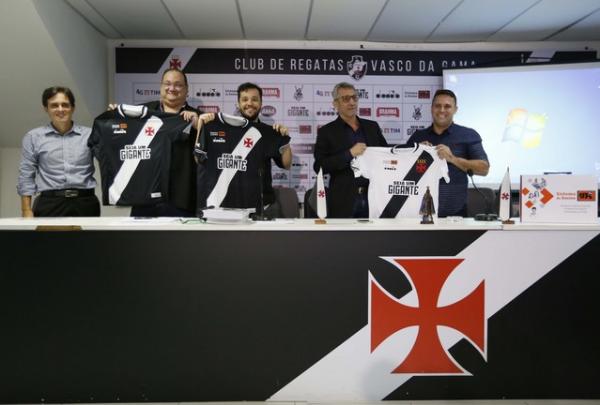 Dirigentes do Vasco exibem camisa com a marca do GPI; busca por patrocínio master continua