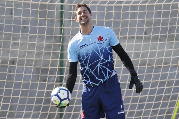 Martín Silva volta ao gol vascaíno após a Copa do Mundo