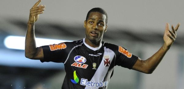 Dedé, hoje no Cruzeiro, fez dois e garantiu a classificação do Vasco em 2011