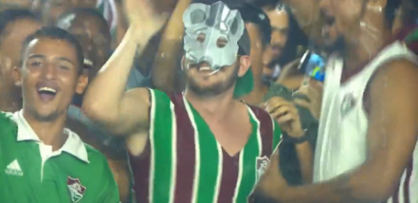 Torcedor do Fluminense usa máscara de rato durante o clássico contra o Vasco