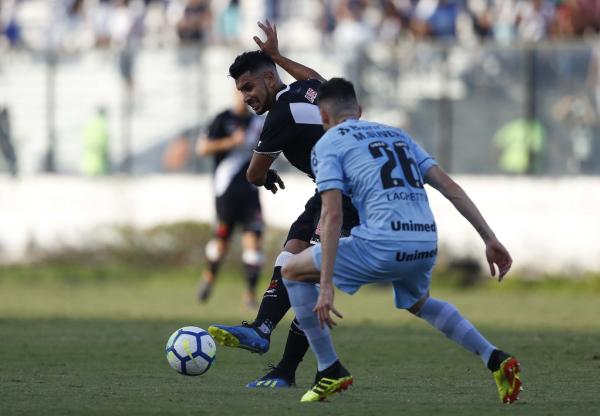 Andrés Ríos em ação contra o Grêmio na Colina