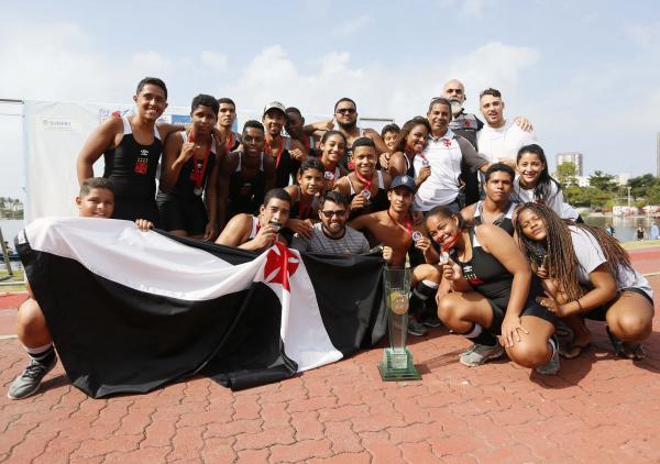 Atletas comemoram a conquista do Troféu Guilherme Arinos