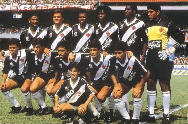 Quiñonez, o quarto em pé da esquerda para direita, posa para foto oficial antes da decisão do Brasileiro de 1989
