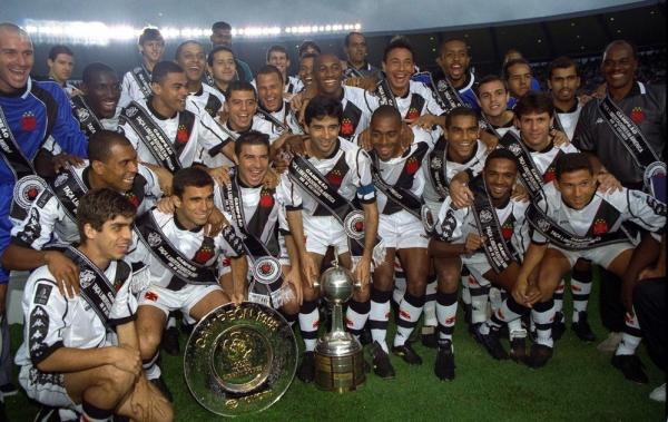 Jogadores do Vasco comemoram o título da Libertadores em 1998