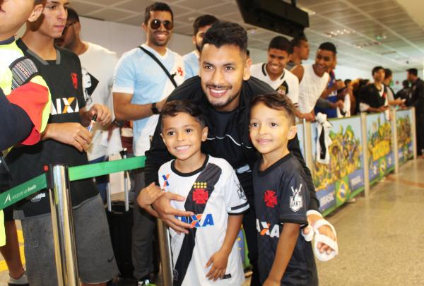 Andrés Ríos posa com dois pequenos vascaínos no Aeroporto de Brasília