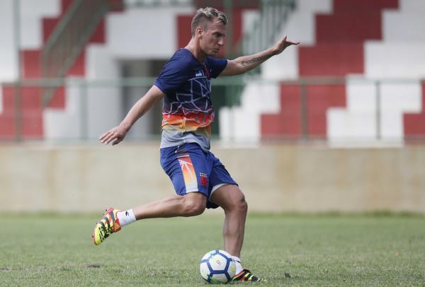 Maxi López já treina com bola no Rio de Janeiro-