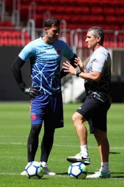 Jorginho conversa com Martín Silva, um dos remanescentes do último jogo contra o Corinthians