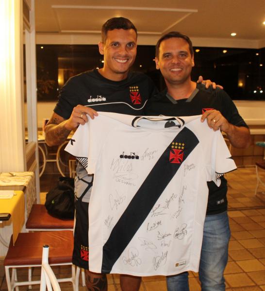 Huellinton Ramos Dias resgatou uma camisa autografada pelo grupo