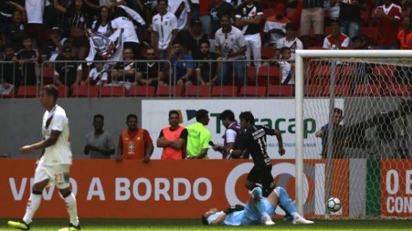 Com Martín Silva caído e Ramon ao lado, Romero festeja seu terceiro gol