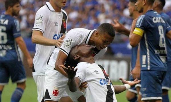 Paulão comemora de cabeça contra o Cruzeiro