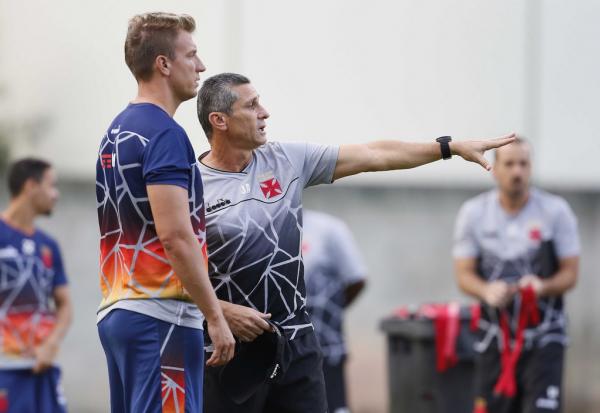 Maxi López recebe orientações do técnico Jorginho