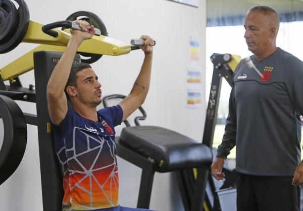 Thiago Galhardo sua camisa na academia sob olhares do preparador físico Mauro Britto