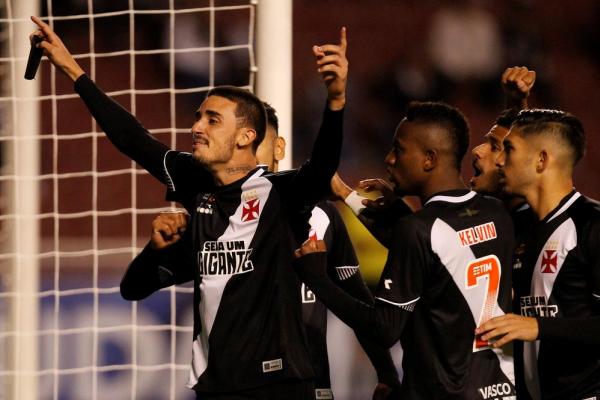 Thiago Galhardo comemora gol pelo Vasco contra a LDU