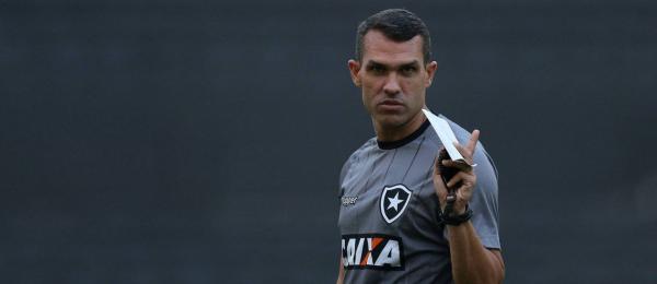Bruno Lazaroni em treino do Botafogo no Estádio Nilton Santos