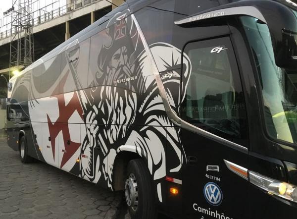Ônibus que leva os jogadores do Vasco