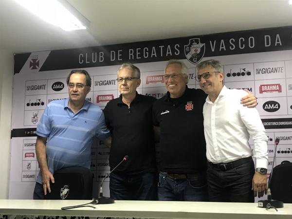 Alberto Bial entre Fernando Lima, Jorge Veríssimo e o presidente do Vasco, Alexandre Campello, na apresentação do novo projeto do basquete no clube