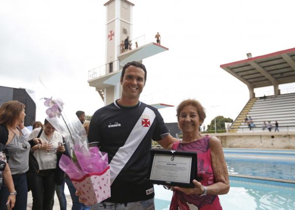 Vice-Presidente de Desportos Aquáticos Tiago Lezan e a homenageada do dia, Silina Braga