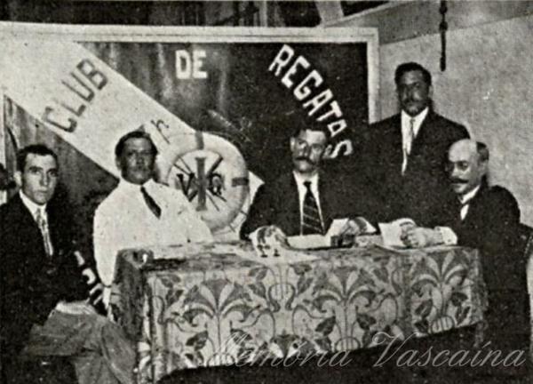 O presidente do Vasco, Marcílio Telles, em 1916 posa à frente da então bandeira náutica do Vasco