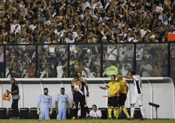Wagner abraça Valdir Bigode após marcar contra o Ceará