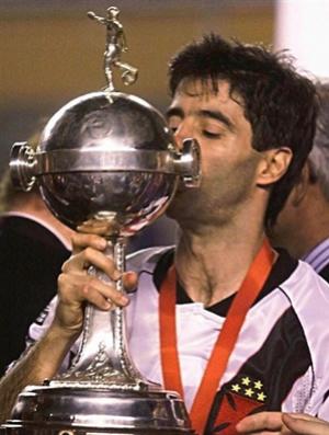 Mauro Galvão beijando a taça da Libertadores