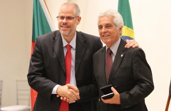 Presidente do conselho deliberativo Roberoto Monteiro entrega medalha de 50 anos para grande benemérito Itamar Ribeiro de Carvalho