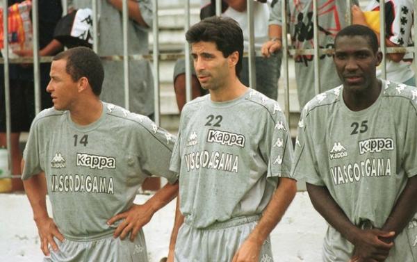 Válber (reserva em 97 e 98), Galvão e Odvan durante treino do time em 98