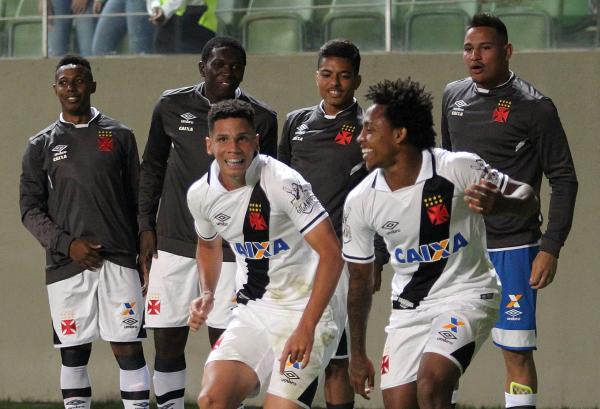 Paulinho festeja primeiro gol do jogo com Paulo Vitor