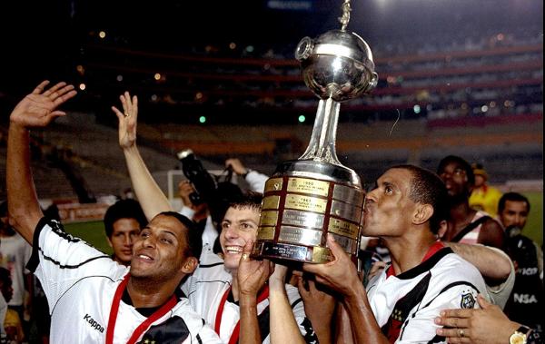 Pedrinho entre Nelson e Donizete com a taça da Libertadores de 98