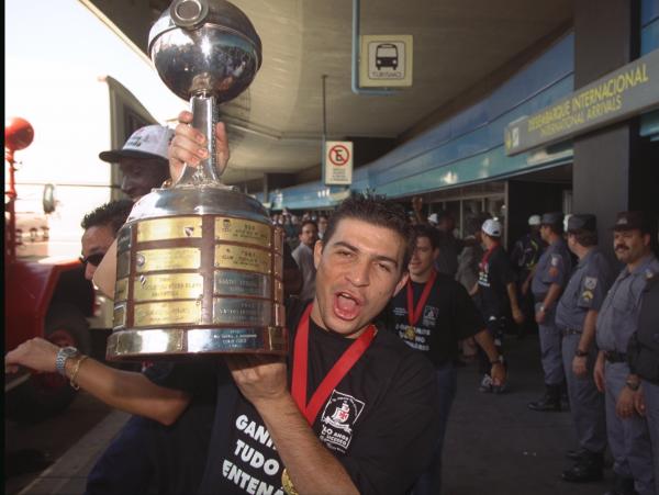 Luizão com a Taça Libertadores após chegar no Aeroporto Internacional do Rio
