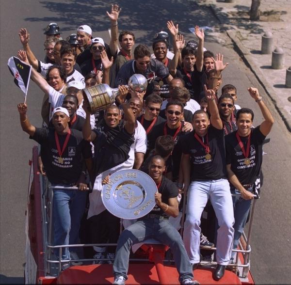 Veículo leva time do Vasco em carreata pelo Rio após conquista da Libertadores, em 1998