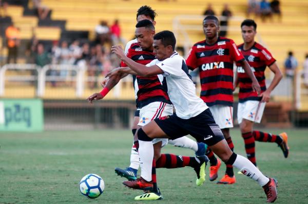 Rafael França luta contra a marcação do Flamengo