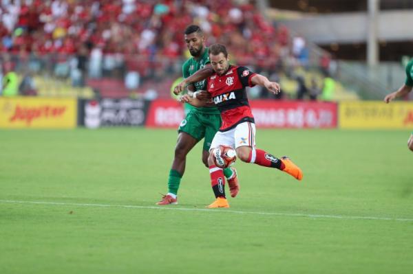 Ainda no Boavista, marcando o meia Everton Ribeiro, na final da Taça Guanabara contra o Flamengo