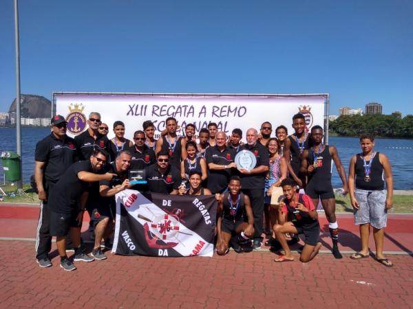 Equipe do Vasco posa com o troféu de campeão