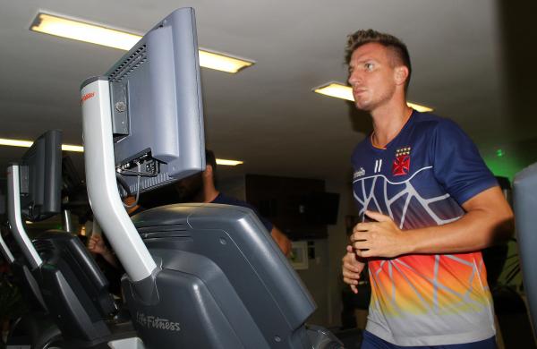 Maxi López suando a camisa no treino em Salvador