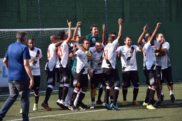 Jogadores comemoram a vitória na decisão sobre o Flamengo