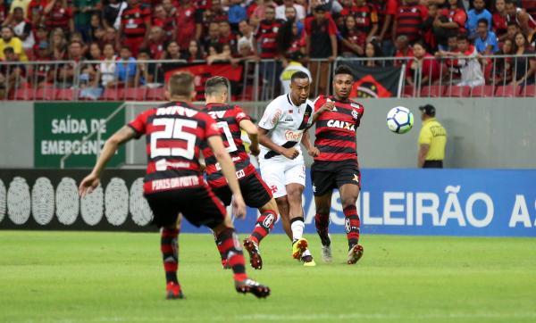 Fabrício em ação contra o Flamengo no Mané Garrincha