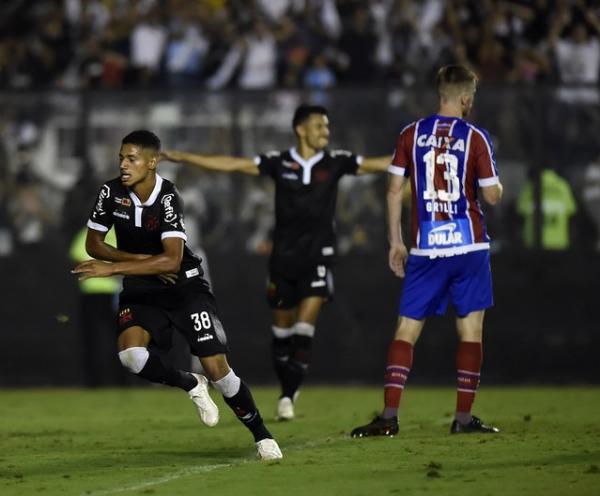 Marrony comemora gol pelo Vasco contra o Bahia