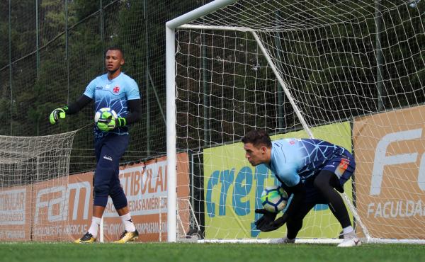  Martín Silva suando a camisa durante treino no CT do Palmeiras