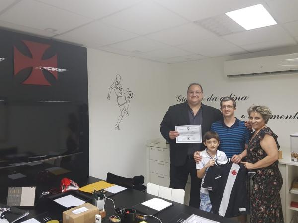 Luis Henrique e Luis Antonio recebem as homenagens das mãos de Marcos Macêdo e Sônia Andrade