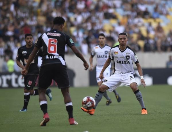 Fabrício e Luiz Fernando disputam bola na decisão do Campeonato Carioca