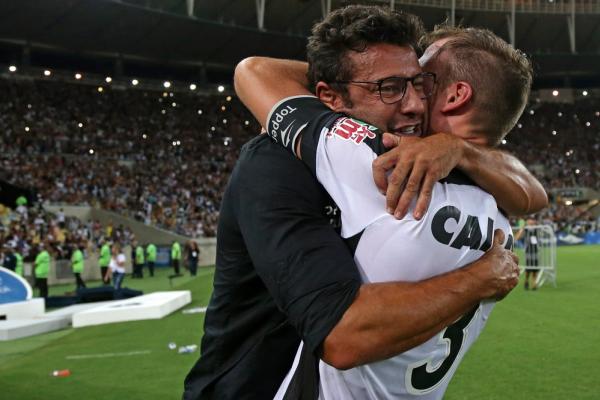 Valentim abraça Carli, que fez o gol do título carioca do Botafogo em cima do Vasco