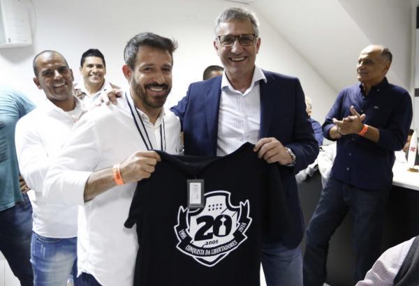 Ramon recebe de Alexandre Campello camisa comemorativa pela conquista da Libertadores