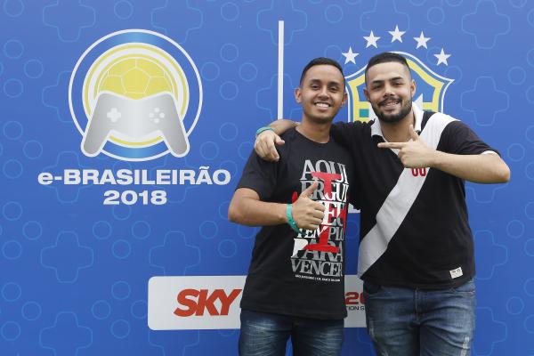 Rodrigo Carabom e Caíque Reizinho posam juntos após a final