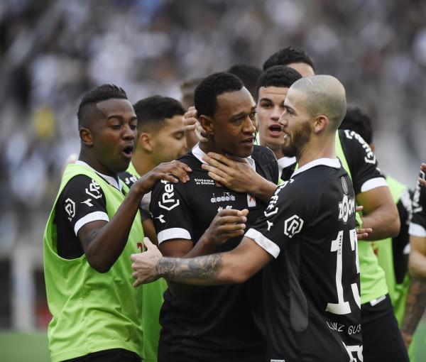 Fabrício é abraçado por jogadores do Vasco após passe para primeiro gol na vitória por 2 a 0 sobre o Cruzeiro